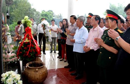 Người Việt tại Lào dâng hương tưởng nhớ các anh hùng liệt sĩ ảnh 1